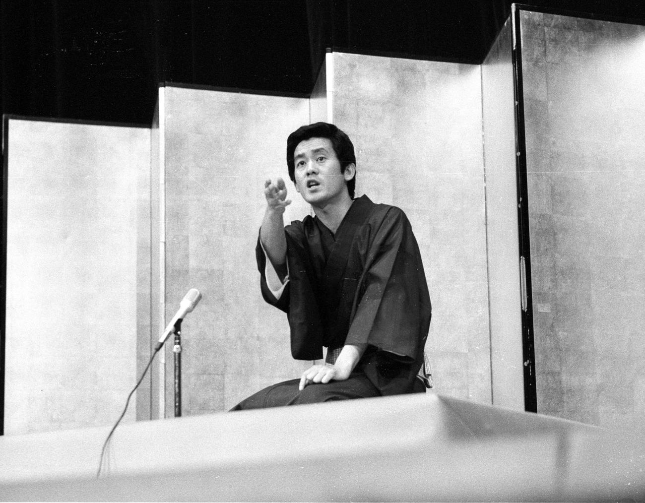 高座に上がる三遊亭楽太郎（78年7月撮影）