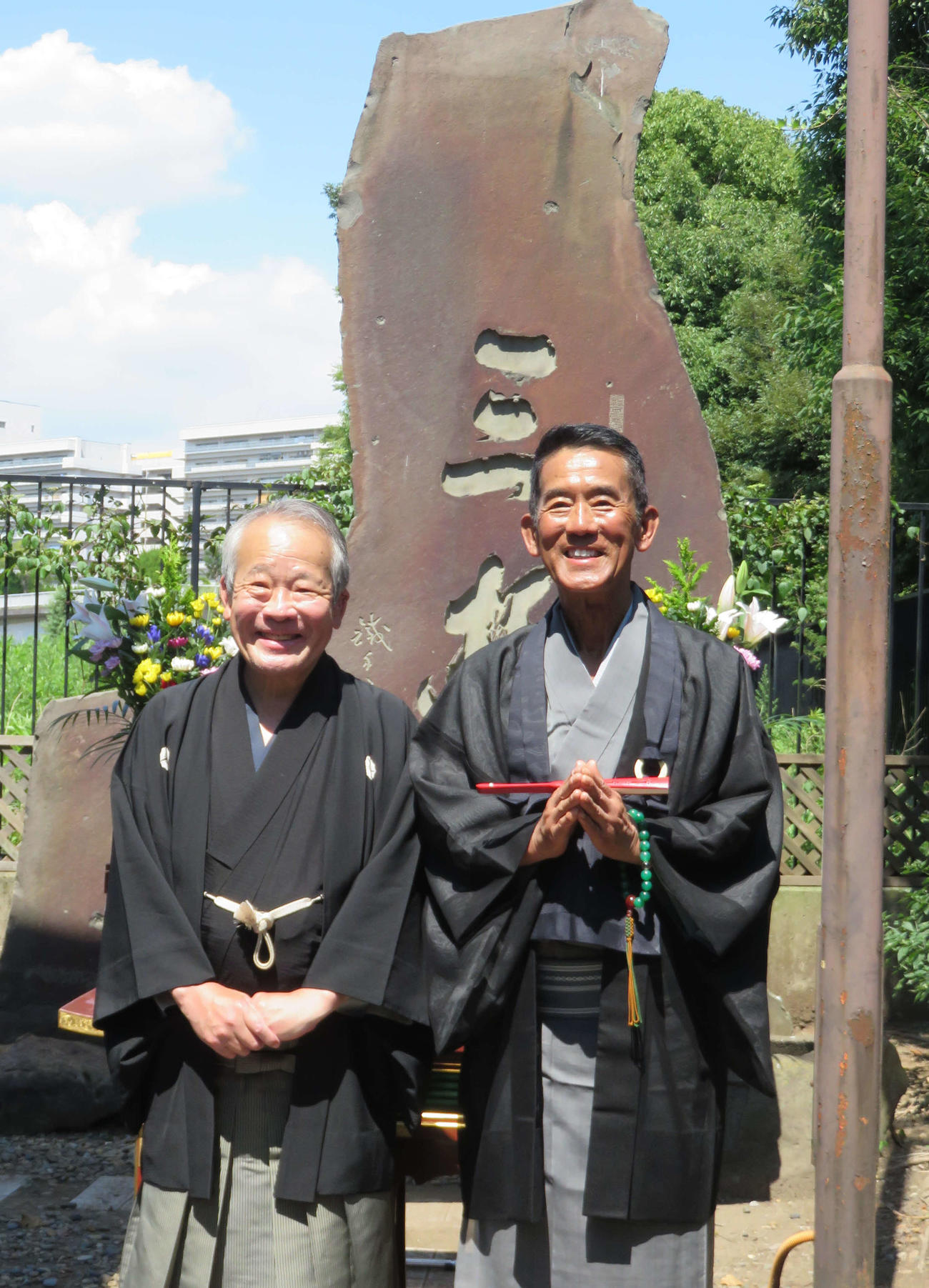 21年7月、三遊亭円橘（左）と三遊塚参拝と追善供養する三遊亭円楽さん