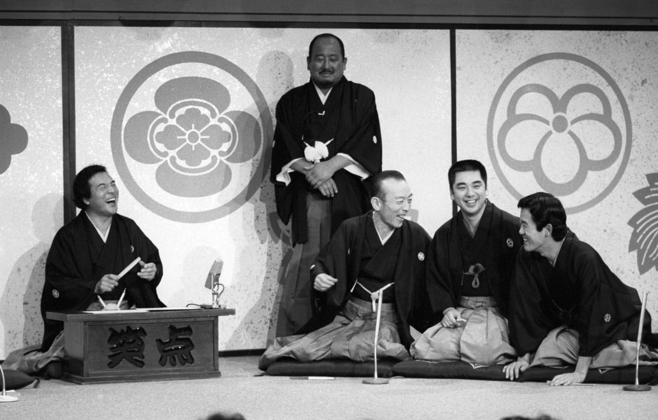 82年12月、「笑点」の司会代理を務める愛川欽也さん（左）と、右から三遊亭楽太郎、三遊亭好楽、桂歌丸さん