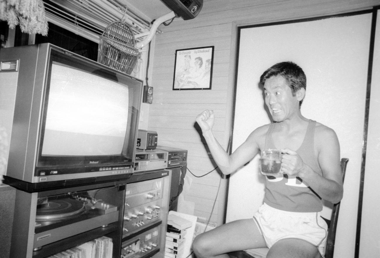 ロス五輪女子マラソン中継を見ながらチューハイ片手に声援を送る「落語界の瀬古」こと三遊亭楽太郎（84年8月撮影）