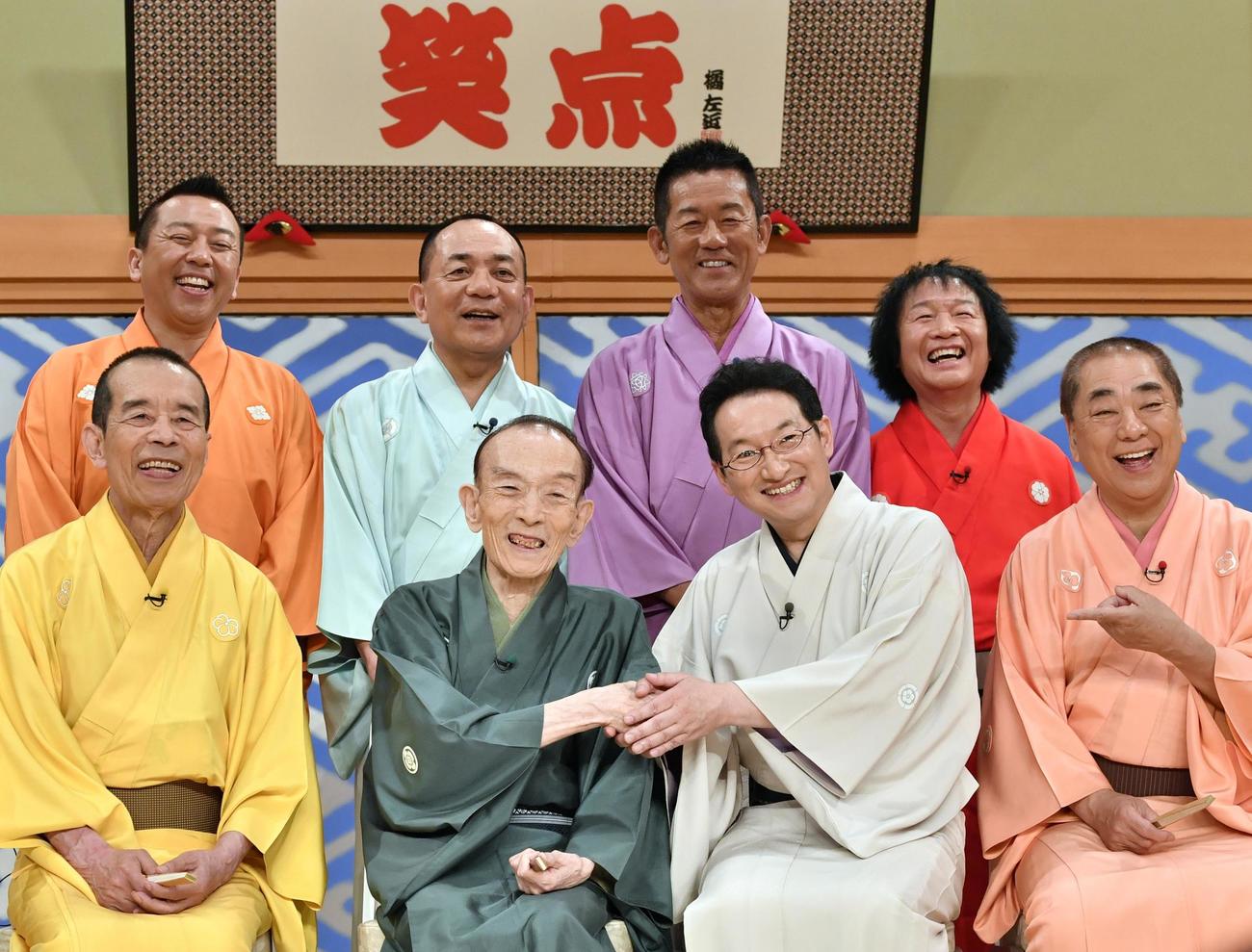 演芸番組「笑点」のメンバーと記念撮影する三遊亭円楽さん（後列右から2人目）（16年5月撮影、共同）