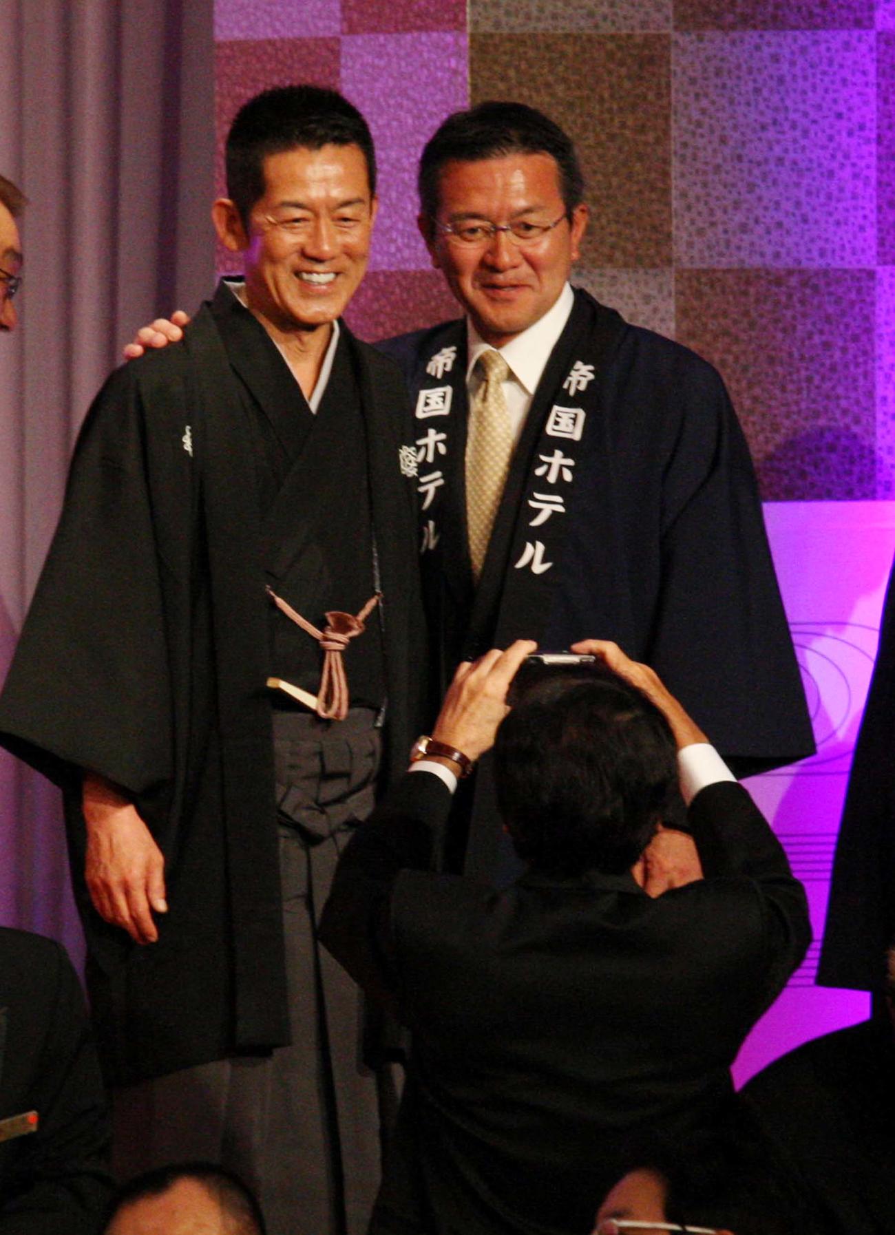 6代目三遊亭円楽襲名披露宴　そっくりさんと評判のマラソン瀬古利彦氏とツーショットに納まる6代目三遊亭円楽（10年03月撮影）
