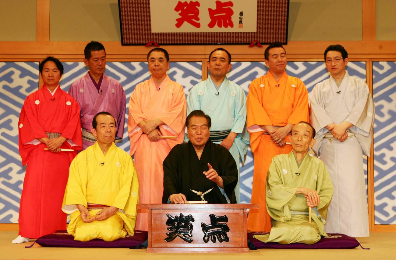 師匠の三遊亭円楽「笑点」卒業会見　番組収録後、記者会見で勢ぞろいした笑点メンバー。前列左から林家木久蔵、三遊亭円楽、桂歌丸、後列左から山田隆夫、三遊亭楽太郎、三遊亭好楽、三遊亭小遊三、林家たい平、新メンバーの春風亭昇太（06年04月撮影）