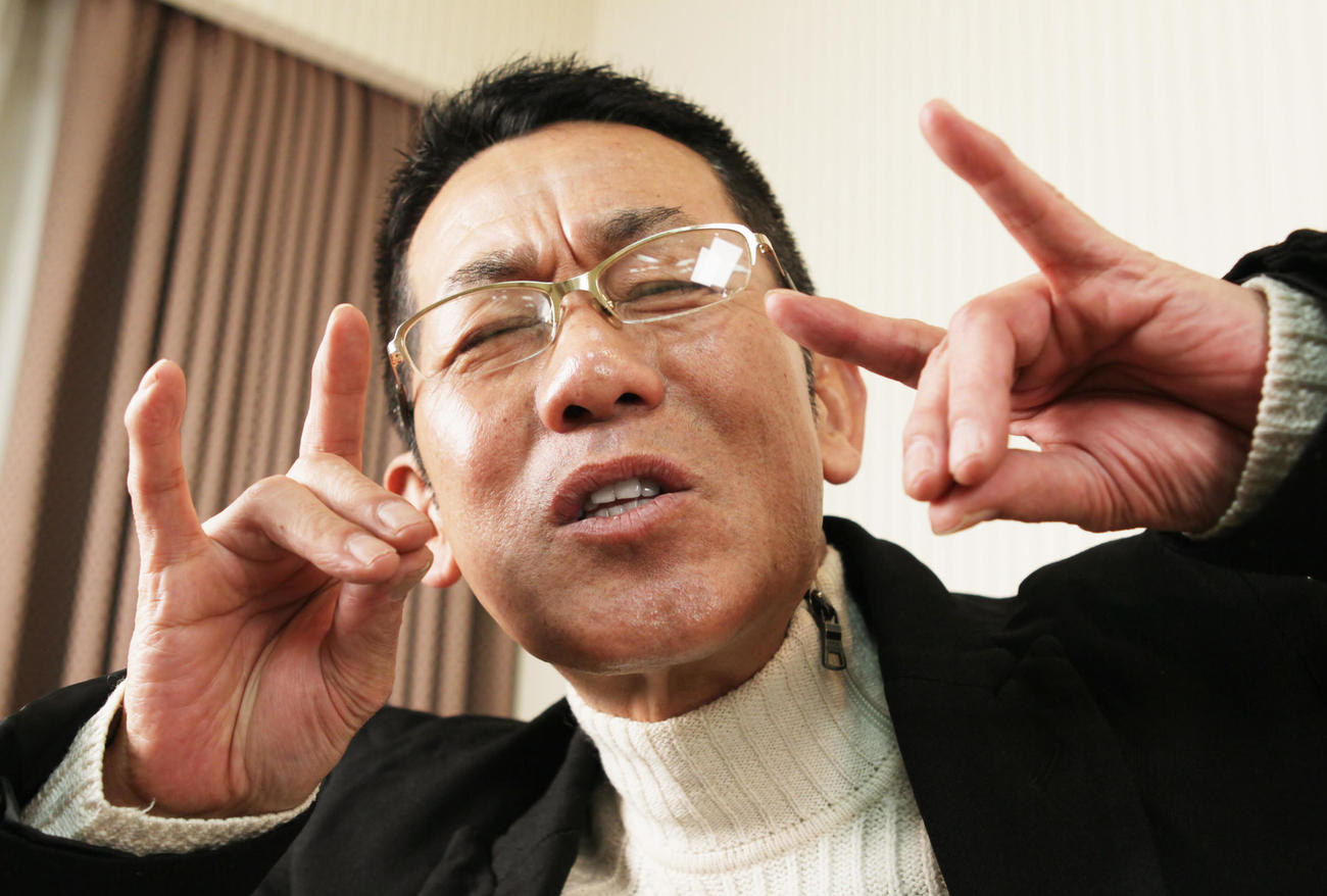 プロレス大好きの三遊亭楽太郎、全日本プロレス武藤敬司のポーズをリクエストするとノリノリで「プロレスLOVE」を披露した（10年1月撮影）