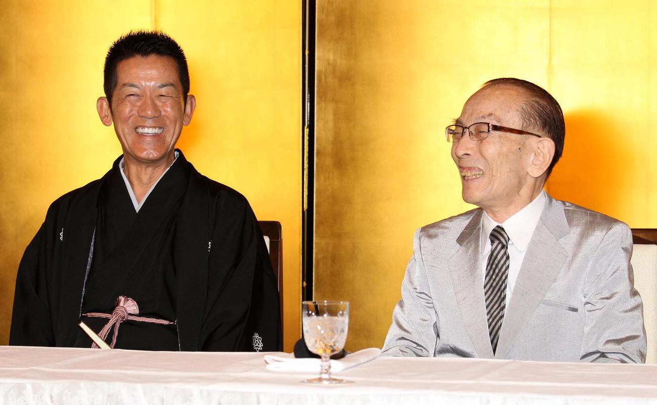 三遊亭円楽襲名披露宴　桂歌丸師匠（右）と並んで爆笑する6代目三遊亭円楽さん（10年03月撮影）