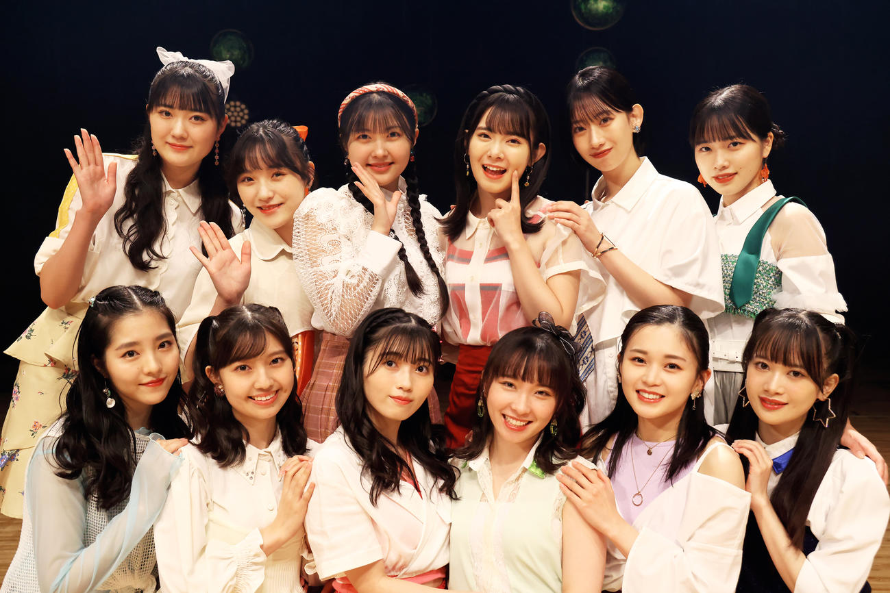 メジャーデビュー3周年記念ライブを行ったBEYOOOOONDS。前列左から一岡伶奈、島倉りか、西田汐里、高瀬くるみ、平井美葉、里吉うたの。後列左から江口紗耶、清野桃々姫、岡村美波、山崎夢羽、前田こころ、小林萌花