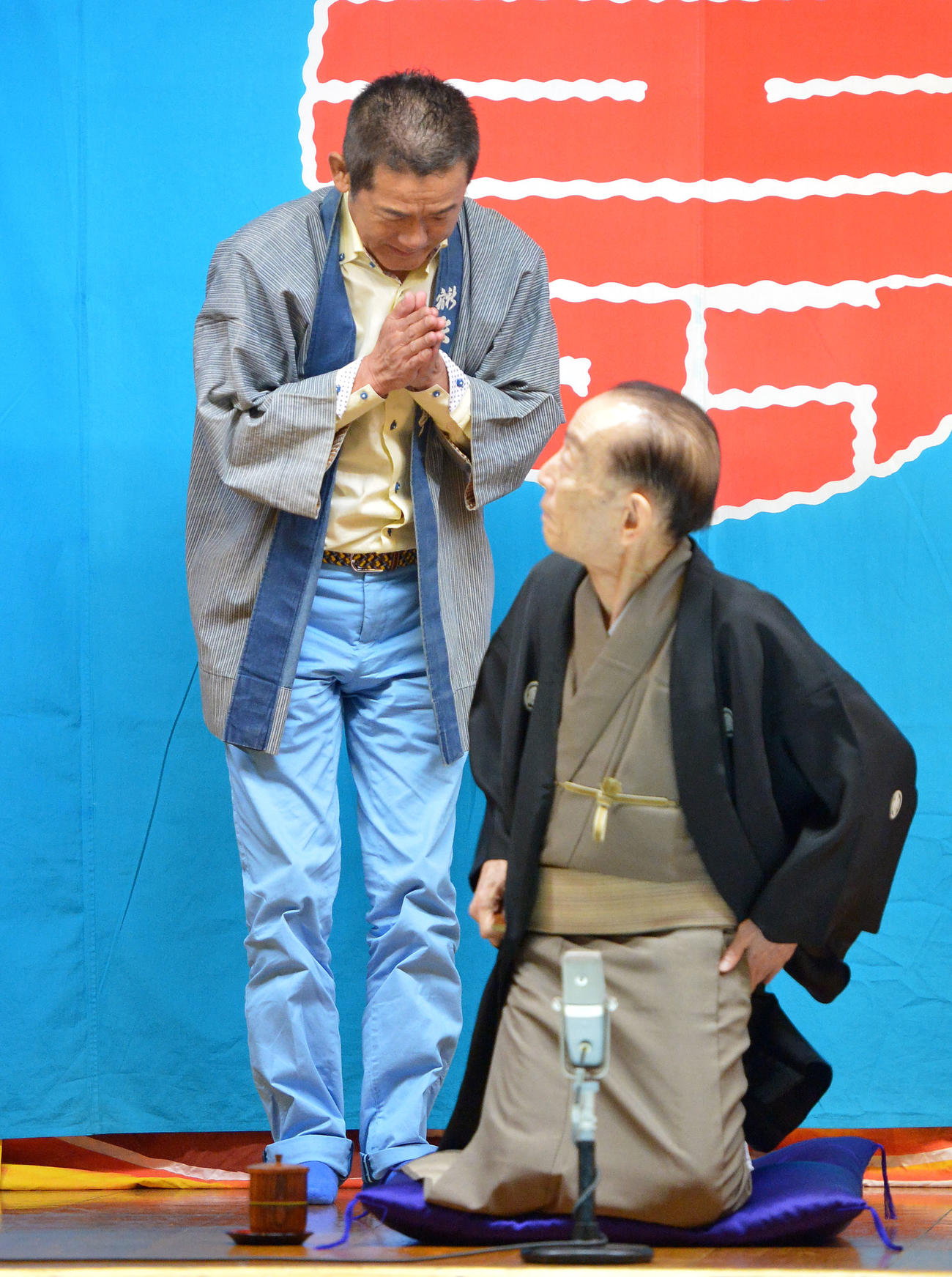 高座復帰した桂歌丸さんの背後で合掌する三遊亭円楽さん（14年5月撮影）