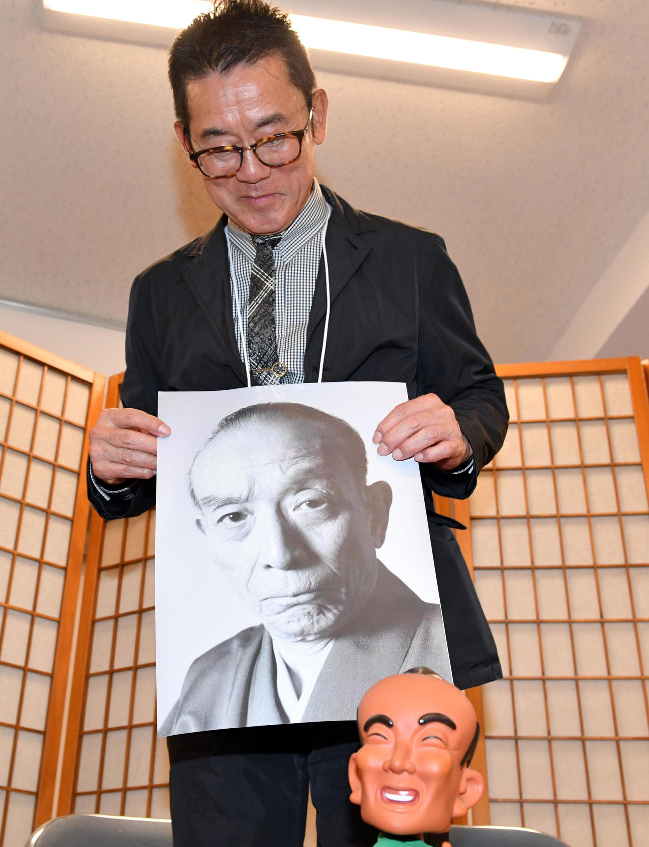 追悼・桂歌丸を偲ぶ～一門トーク～　故・桂歌丸の写真を手にする三遊亭円楽さん（18年9月撮影）