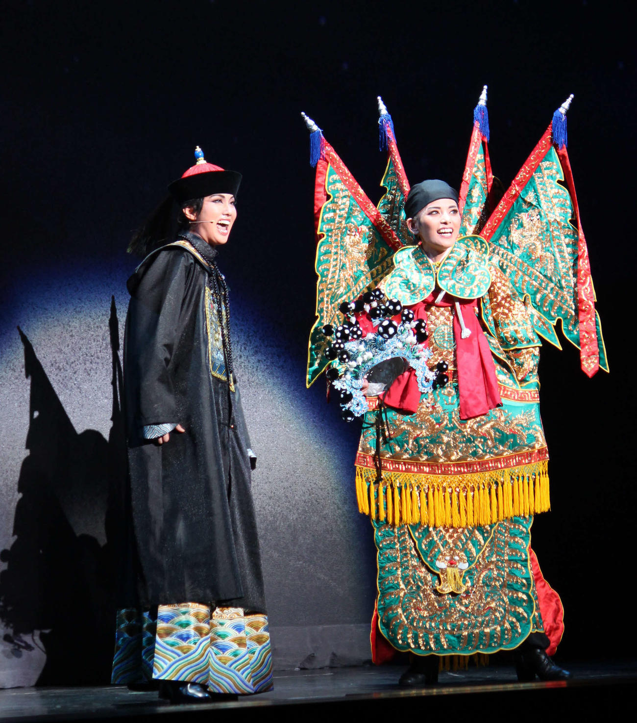 今作主人公・文秀（左＝彩風咲奈）と、義兄弟のちぎりをかわした春児を演じる朝美絢（撮影・村上久美子）