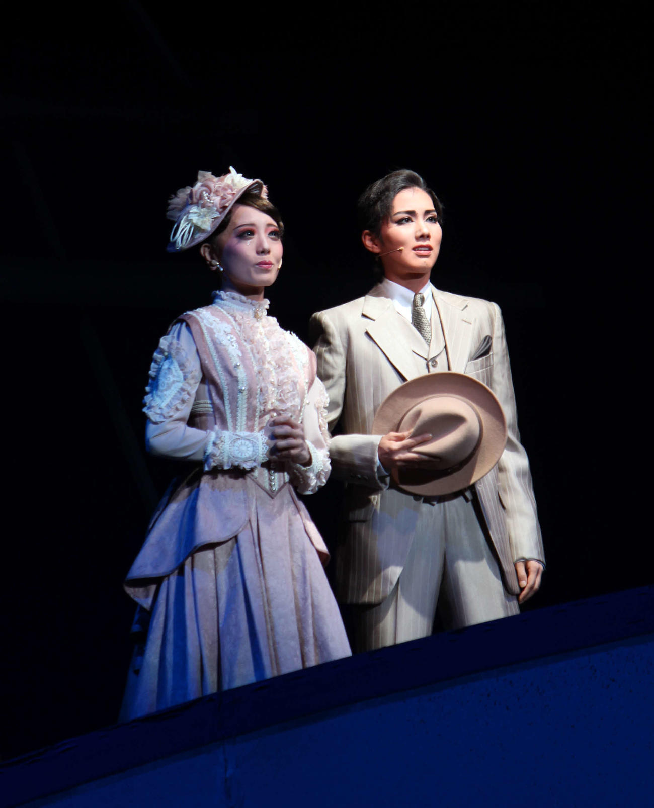 トップコンビ最後の作品に臨む彩風咲奈（右）と、今作で退団するトップ娘役朝月希和（撮影・村上久美子）