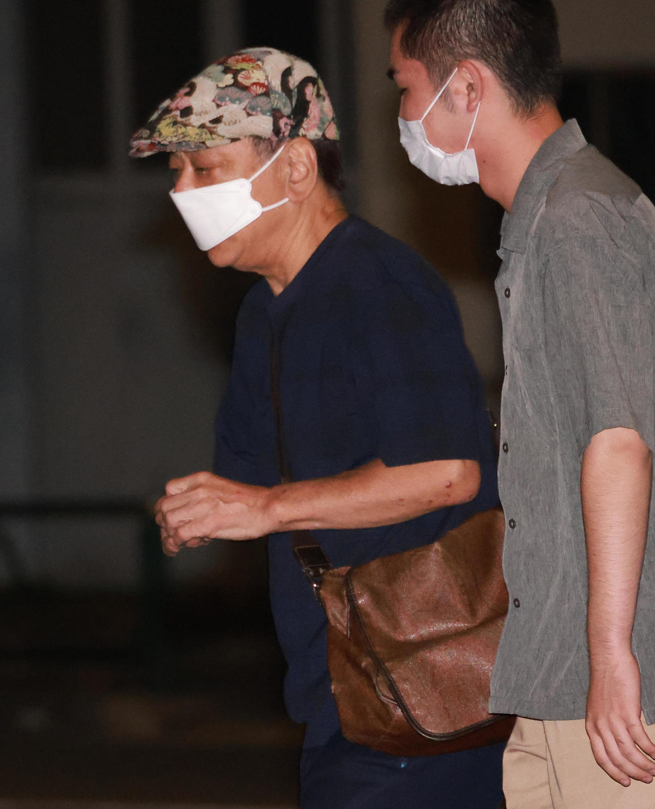 関係者（右）に案内され三遊亭円楽さん宅を訪れた三遊亭好楽（撮影・中島郁夫）