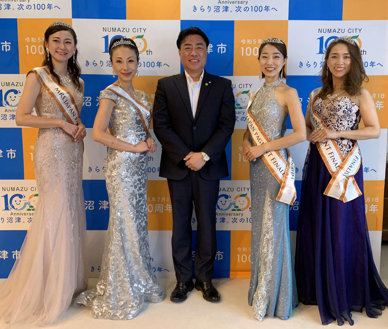 記念撮影に納まる参加者。左から荻野さん、安本さん、頼重市長、塚本さん、石動さん