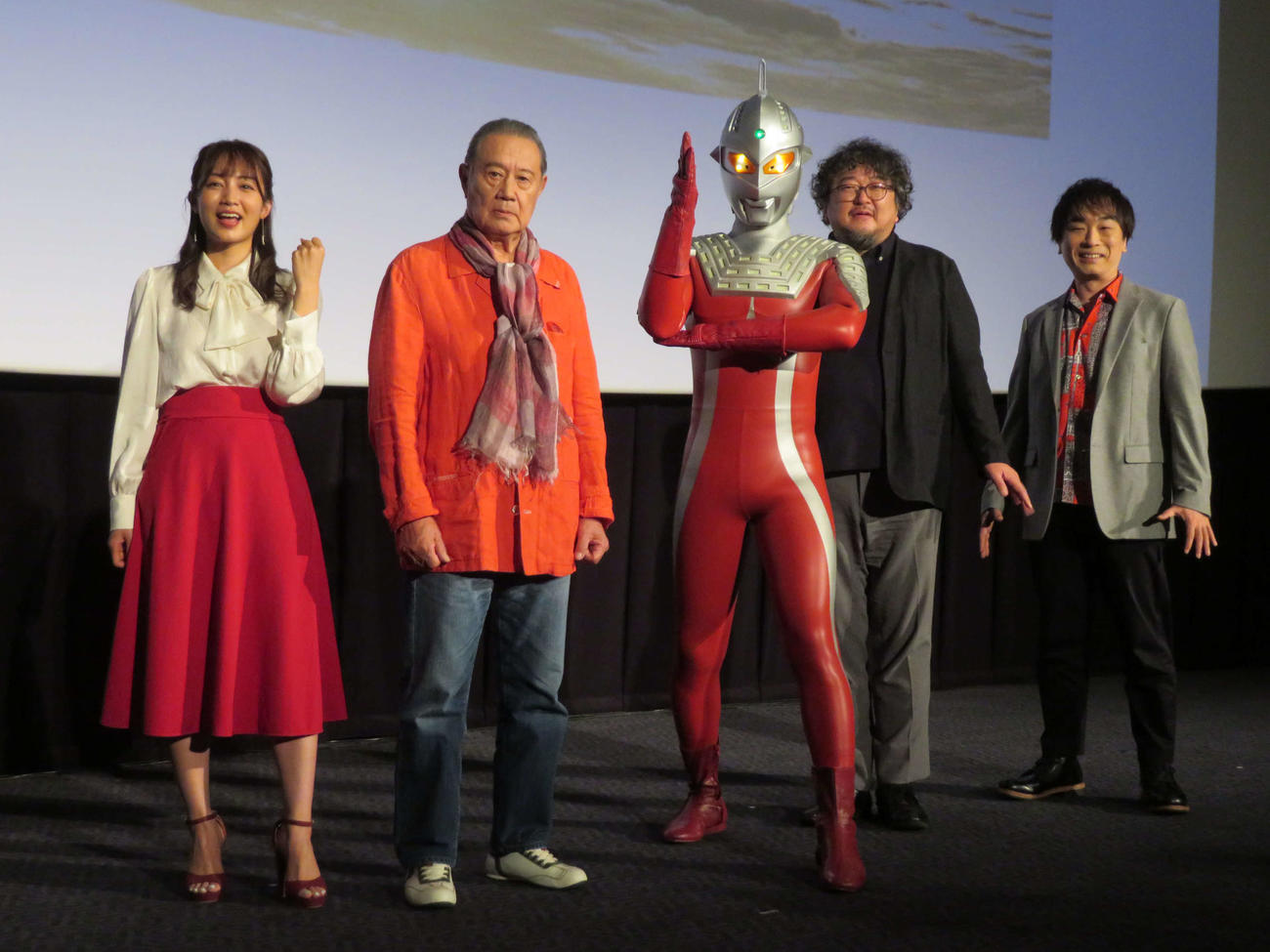 「ウルトラセブン」55周年記念セレブレーショントークイベントに登壇した、左から黒木ひかり、森次晃嗣、ウルトラセブン、樋口真嗣監督、関智一（撮影・村上幸将）