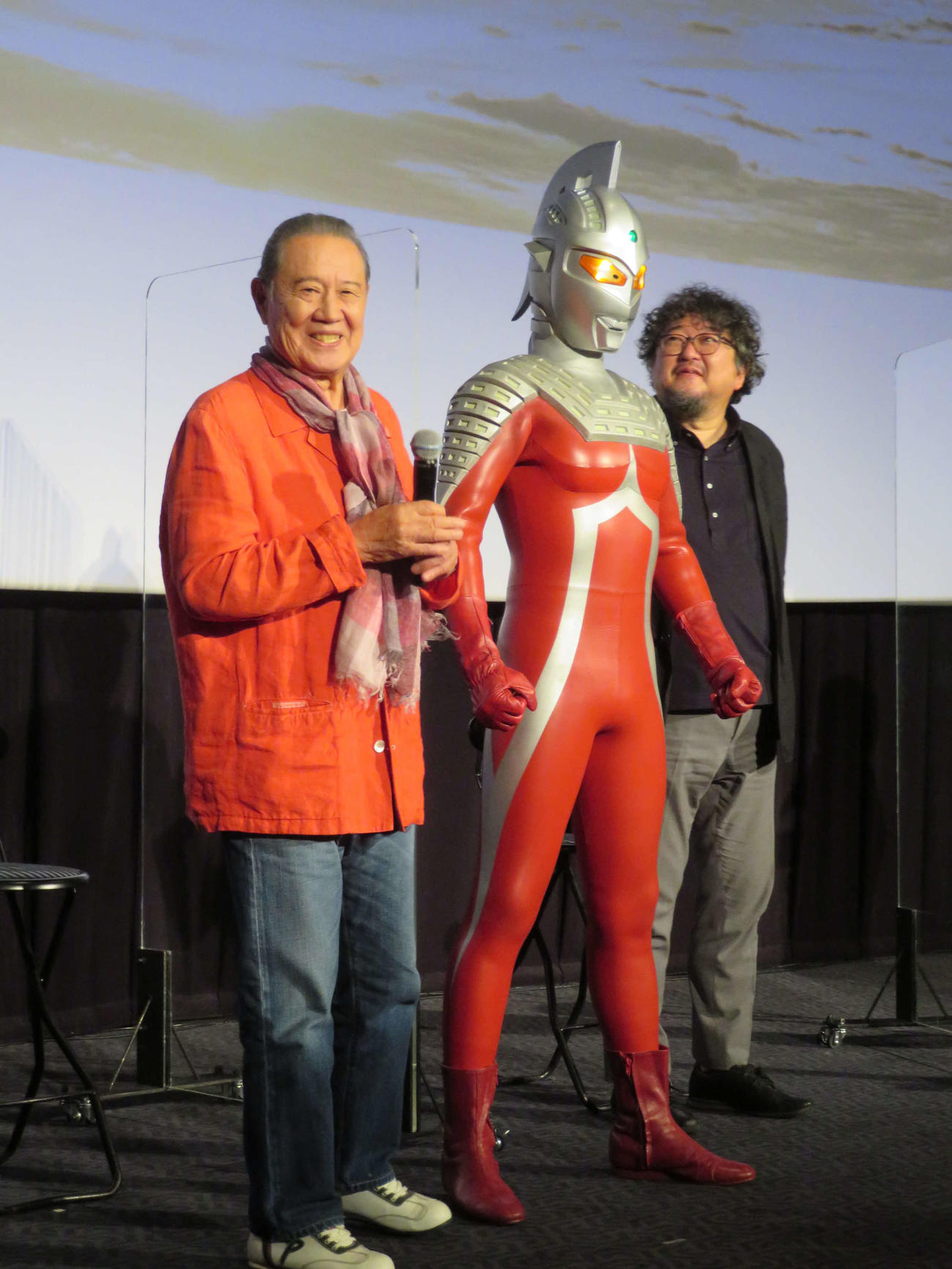 「ウルトラセブン」55周年記念セレブレーショントークイベントで、ウルトラセブンを呼び込み、笑顔を浮かべる森次晃嗣（左）と樋口真嗣監督（撮影・村上幸将）