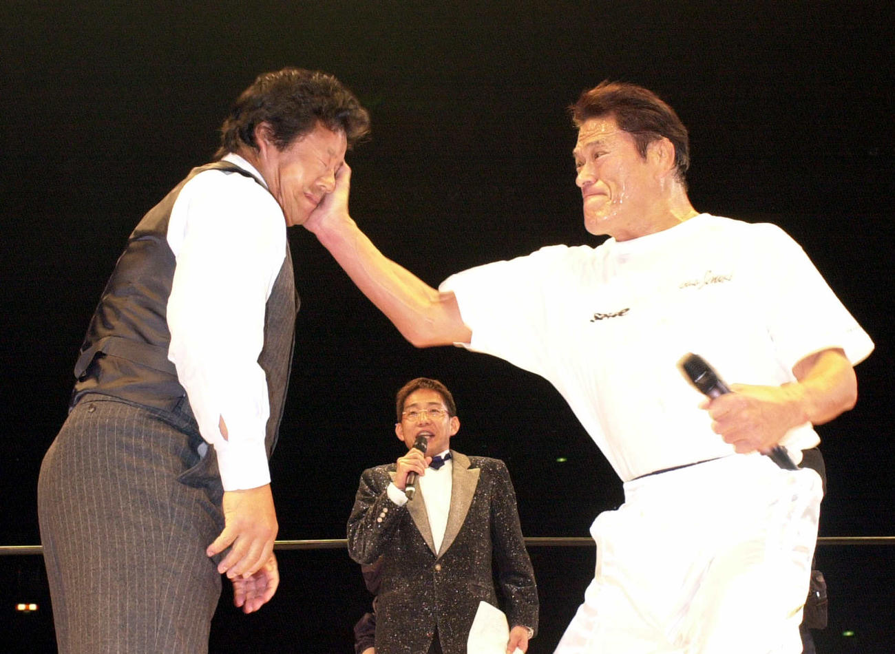 00年12月31日、藤波辰爾（左）をビンタするアントニオ猪木さん
