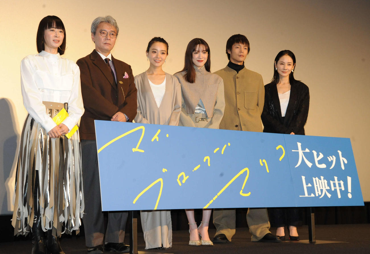 映画「マイ・ブロークン・マリコ」公開記念舞台あいさつに出席した、左からタナダユキ監督、尾美としのり、奈緒、永野芽郁、窪田正孝、吉田羊（撮影・松尾幸之介）