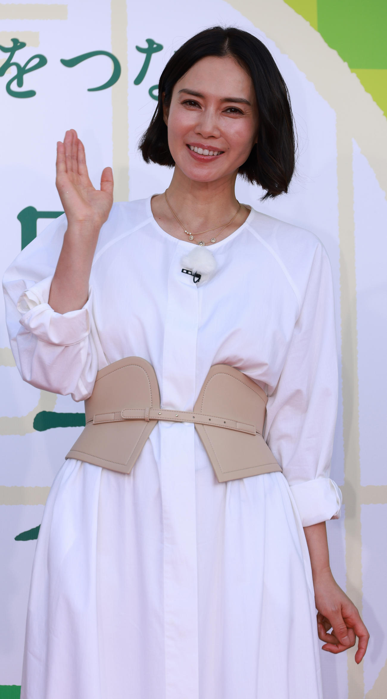 都内イベントに参加し観客に手を振る中谷美紀（撮影・中島郁夫）
