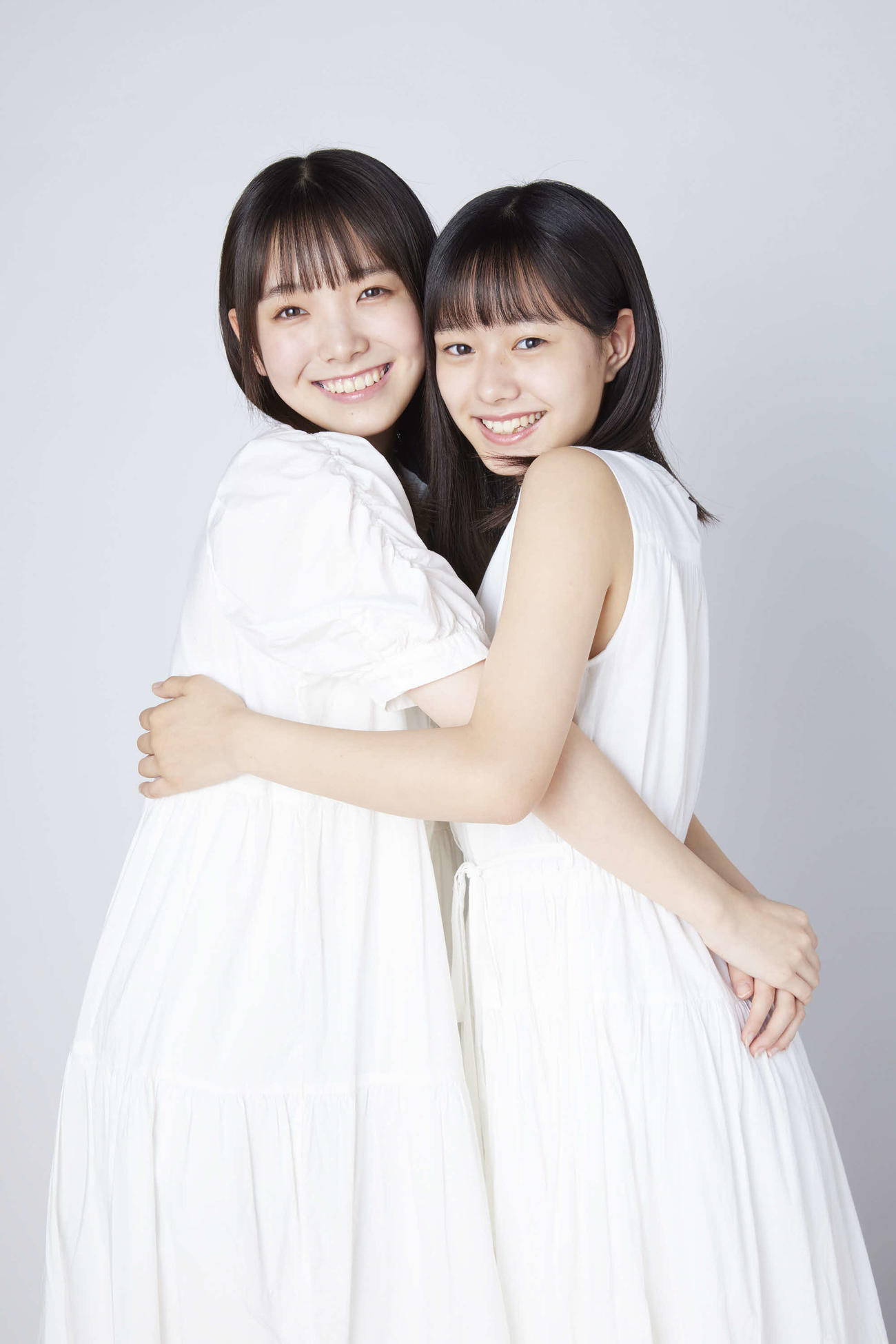 私立恵比寿中学の新メンバーに決まった桜井えま（左）と仲村悠菜
