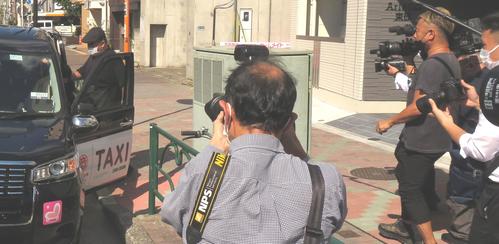 三遊亭円楽さんの自宅を訪ねた伊集院光(左端)は、何も語らず無言で帰りのタクシーに乗り込む(撮影・寺沢卓)