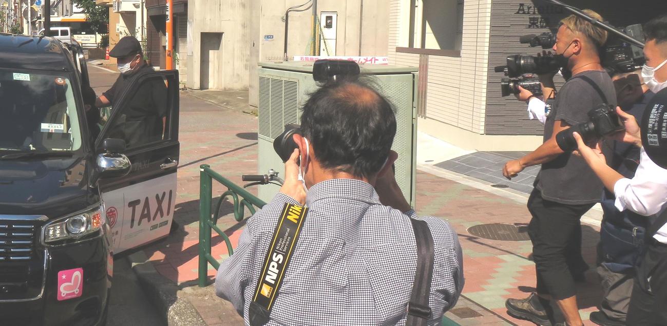 三遊亭円楽さんの自宅を訪ねた伊集院光（左端）は、何も語らず無言で帰りのタクシーに乗り込む（撮影・寺沢卓）