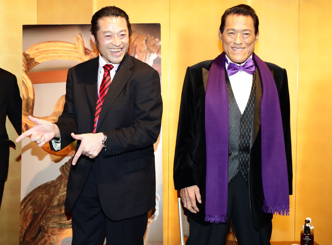 「アントニオ猪木の喜寿を祝う会」で、来賓で訪れたアントキの猪木（左）と笑顔で握手するアントニオ猪木氏（2020年2月）