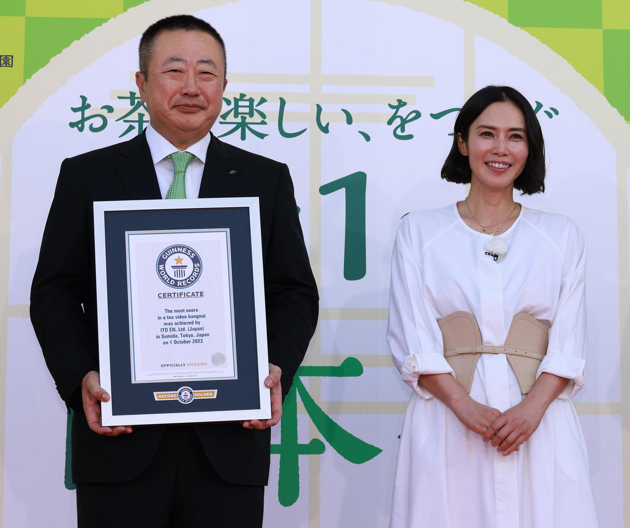 株式会社伊藤園本庄大介社長（左）と記念撮影する中谷美紀（撮影・中島郁夫）
