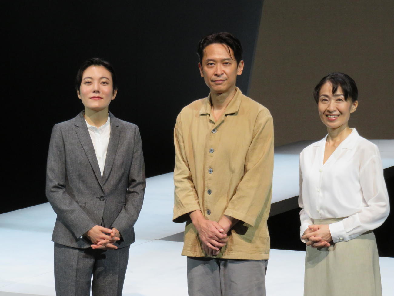 舞台「凍える」の前日会見に出席した（左から）鈴木杏、坂本昌行、長野里美