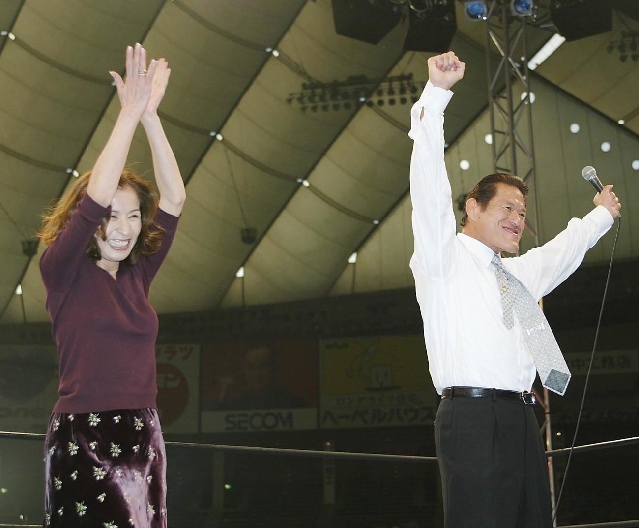 02年5月、「新日本30周年記念興行」でアントニオ猪木さんとともにリングに上がりダー!を決める倍賞美津子