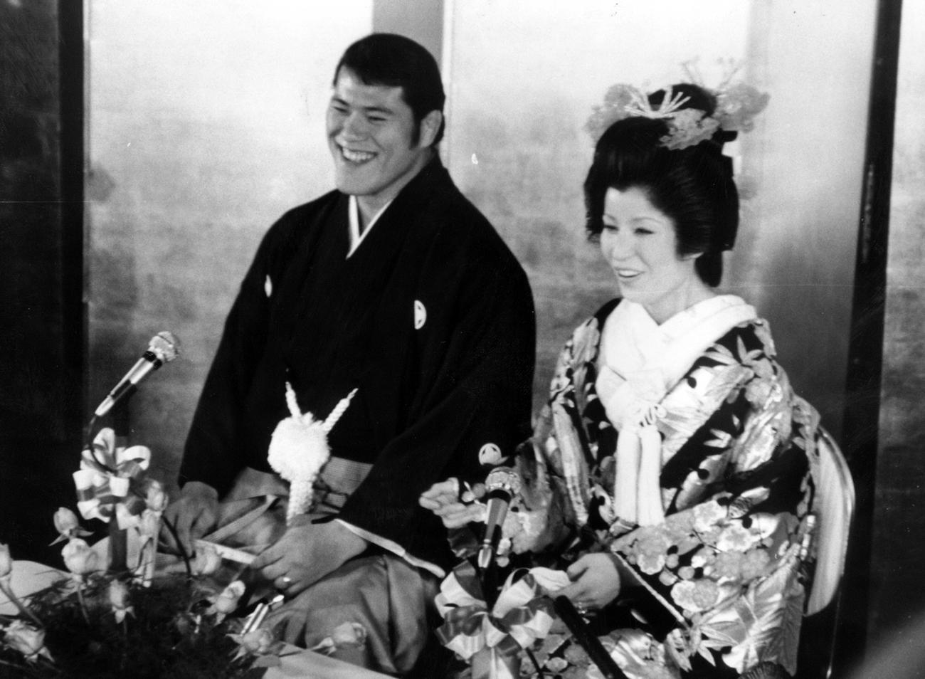 71年11月、結婚式を挙げ会見を開くアントニオ猪木と倍賞美津子
