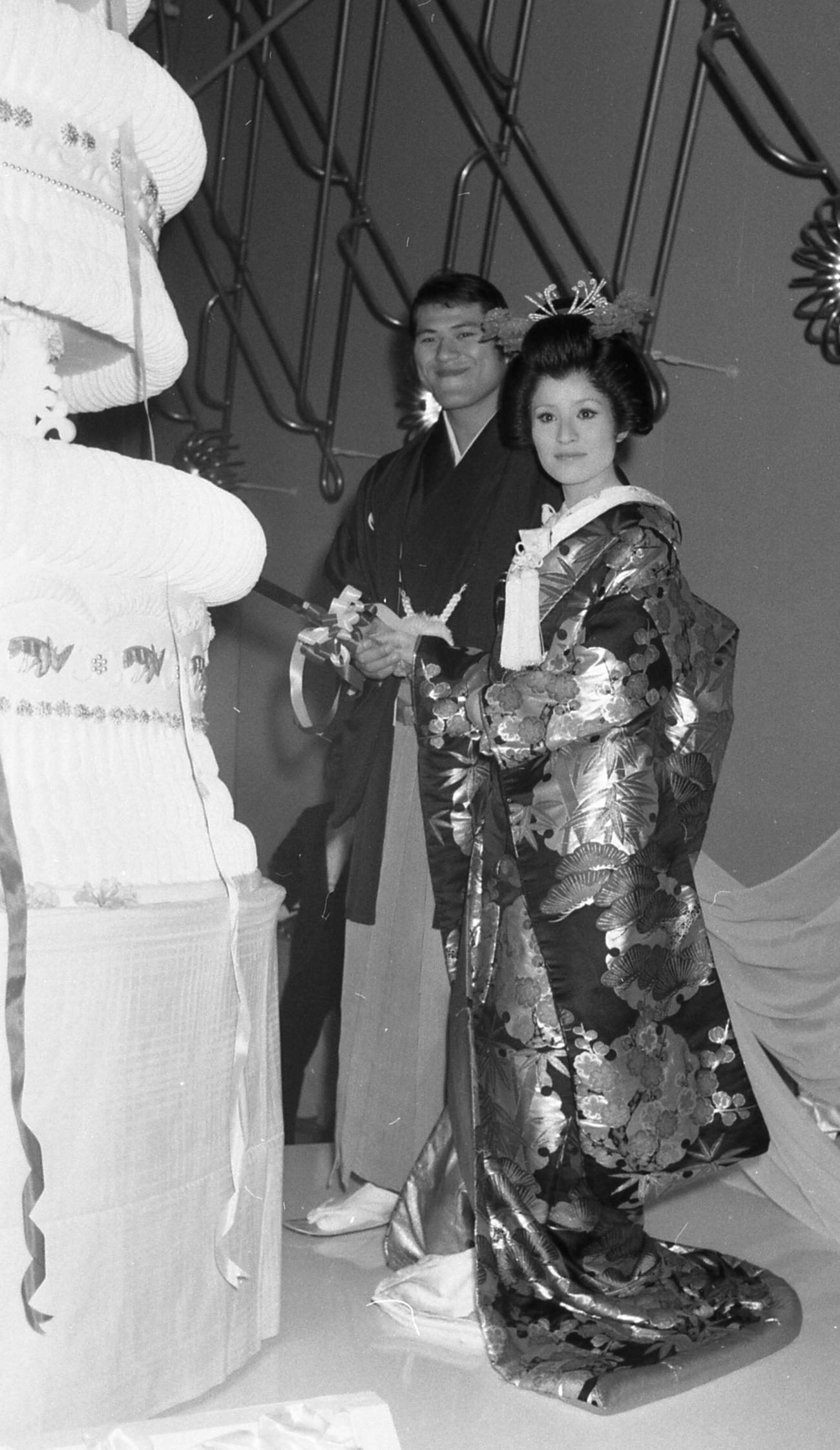 71年11月、結婚披露宴でケーキ入刀するアントニオ猪木（左）と倍賞美津子