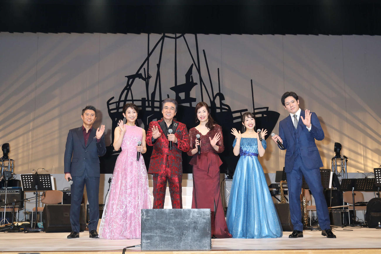 デビュー40周年記念コンサートを行った鳥羽一郎（左から3人目）。左から一条貫太、瀬口侑希、1人おいて川野夏美、津吹みゆ、木村徹二