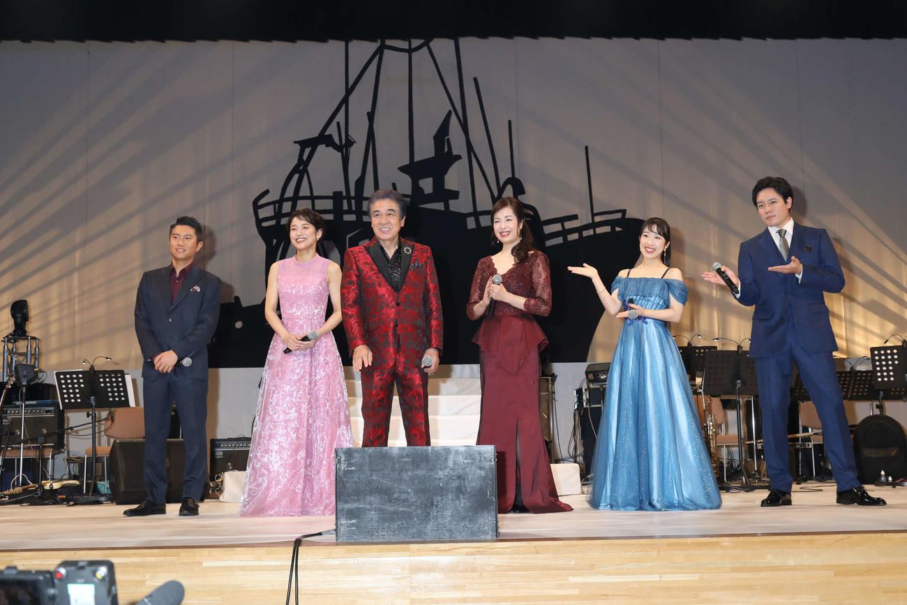 デビュー40周年記念コンサートを行った鳥羽一郎（左から3人目）。左から一条貫太、瀬口侑希、1人おいて川野夏美、津吹みゆ、木村徹二
