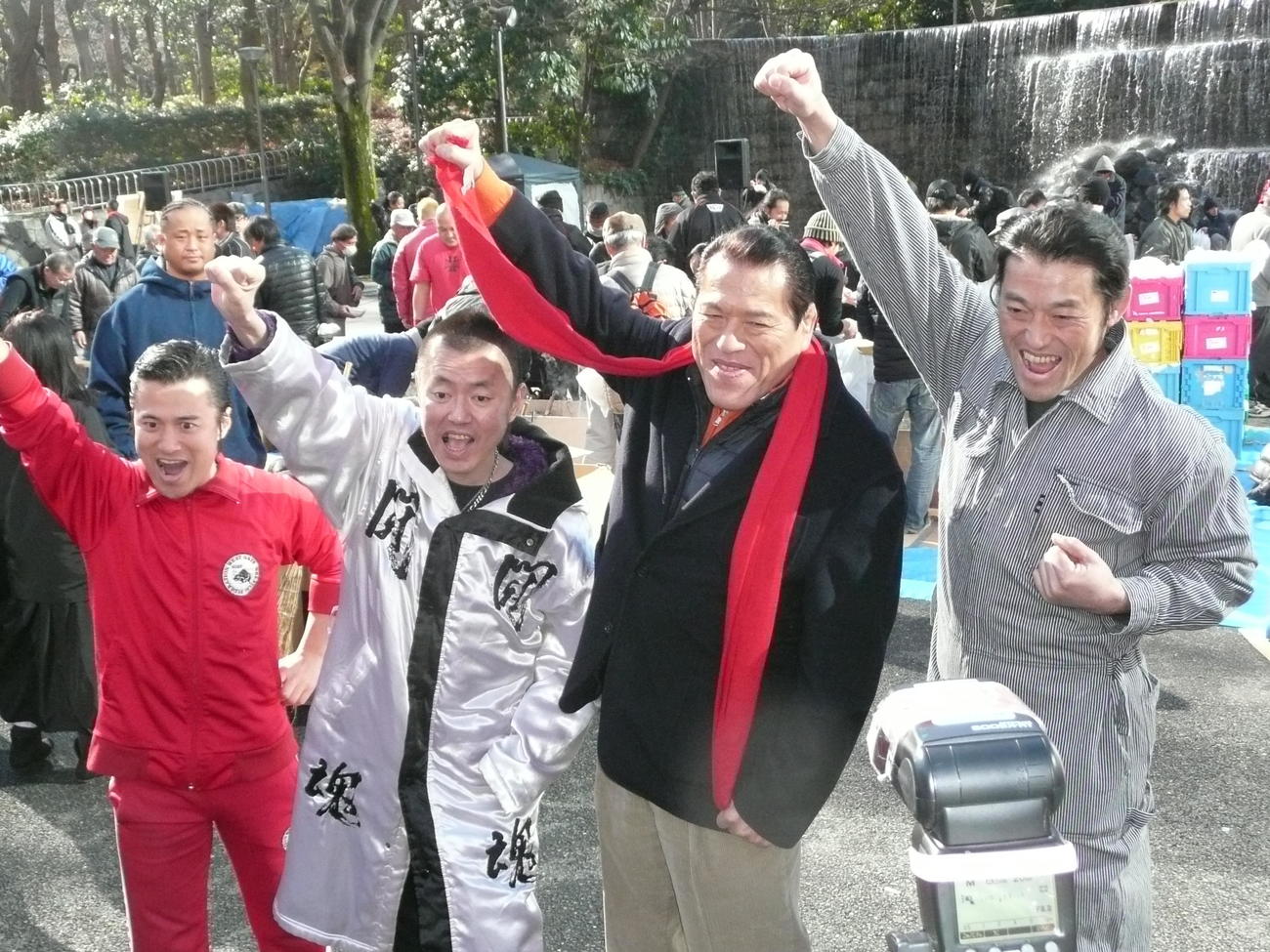 12年12月、猪木モノマネ芸人の、左からアントニオ小猪木、春一番、1人おいてアントキの猪木と炊き出し