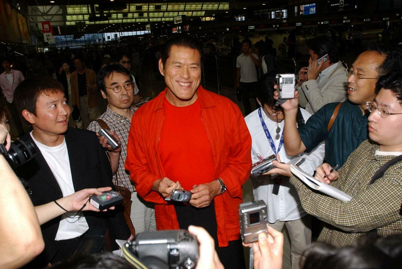02年、長州力の痛烈な批判に対し、成田空港で会見するアントニオ猪木
