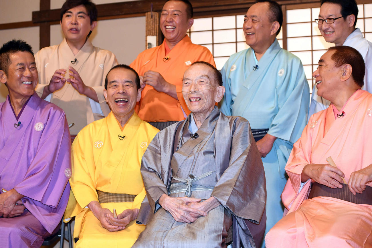 桂歌丸さん（前列右から2人目）を囲んで笑顔を見せる笑点メンバー。前列左が三遊亭円楽さん。その隣が林家木久扇、1人おいて三遊亭好楽。後列左から林家三平、林家たい平、三遊亭小遊三、春風亭昇太（17年6月撮影）