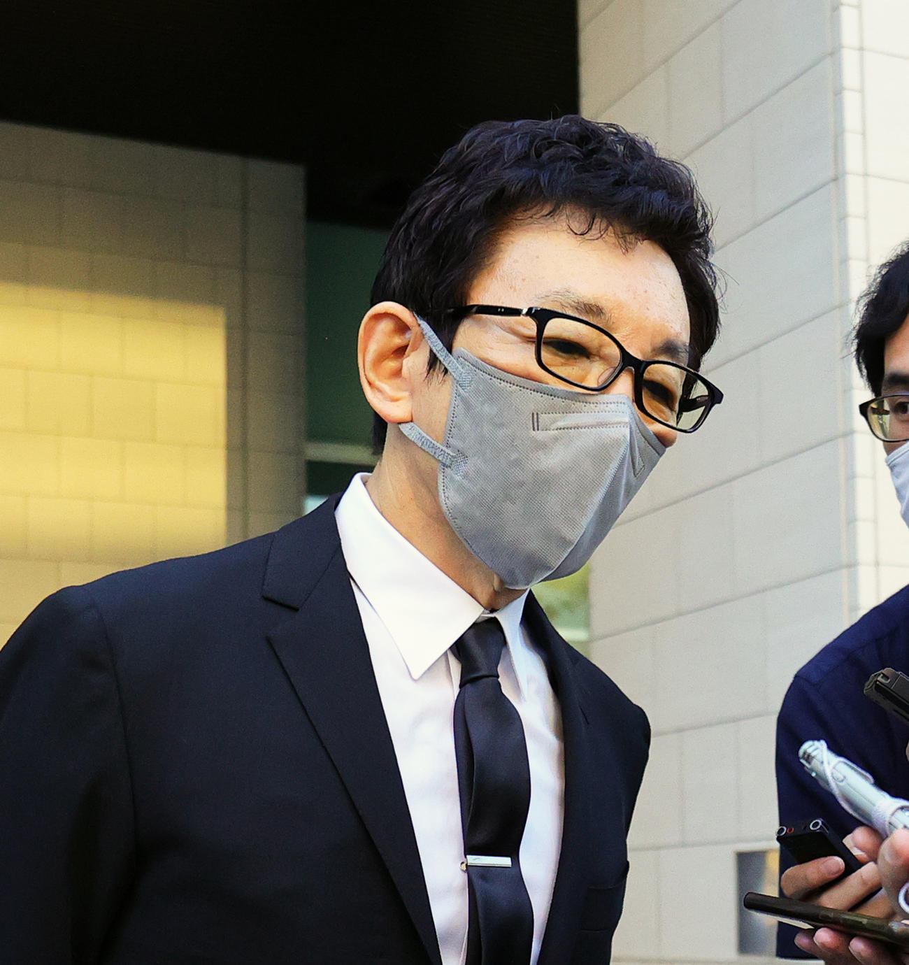 亡くなったアントニオ猪木さん宅を弔問し、報道陣に対応する古舘伊知郎氏（撮影・野上伸悟）