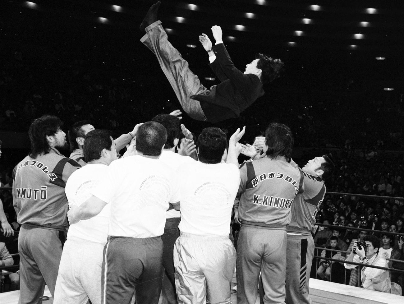87年3月26日、最後の実況となったテレビ朝日の古舘伊知郎アナは新日本のレスラーから祝福の胴上げを受ける