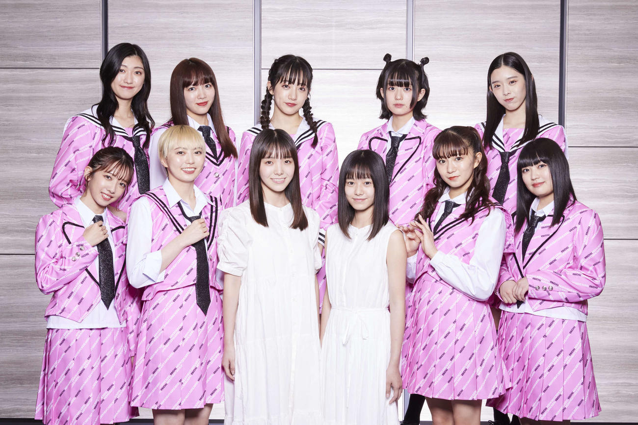 前列左から、私立恵比寿中学の真山りか、安本彩花、桜井えま、仲村悠菜、星名美怜、柏木ひなた、後列左から、小林歌穂、中山莉子、桜木心菜、小久保柚乃、風見和香