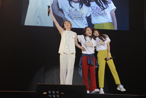 再集結し「Body＆Soul」を披露したSPEEDの、左から島袋寛子、今井絵理子氏、上原多香子