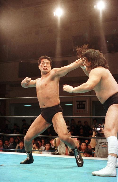 1988年2月5日、長州力（右）にナックルパートを浴びせるアントニオ猪木