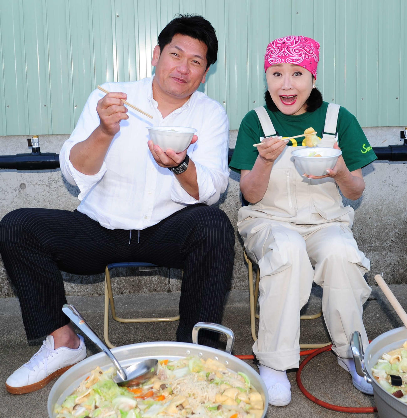 新潟・津南町で、新ブランド米「越後情話」の初収穫を行い、ちゃんこ鍋を作った立浪親方（左）と小林幸子