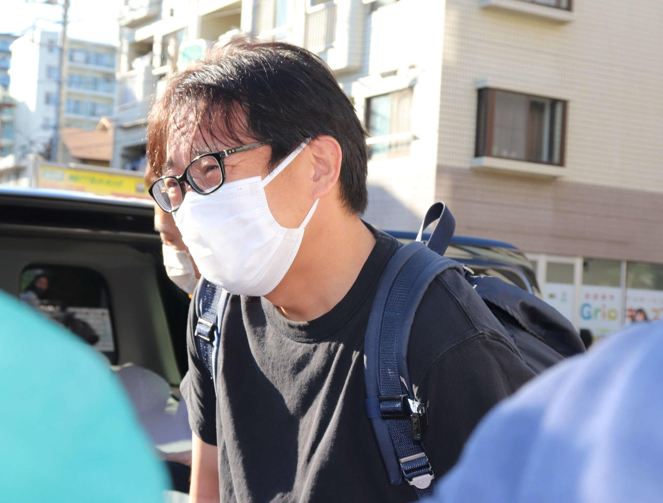 落語家三遊亭円楽さんの自宅を弔問し、報道陣の取材に応じるお笑いコンビ、テツandトモのトモ（撮影・加藤理沙）