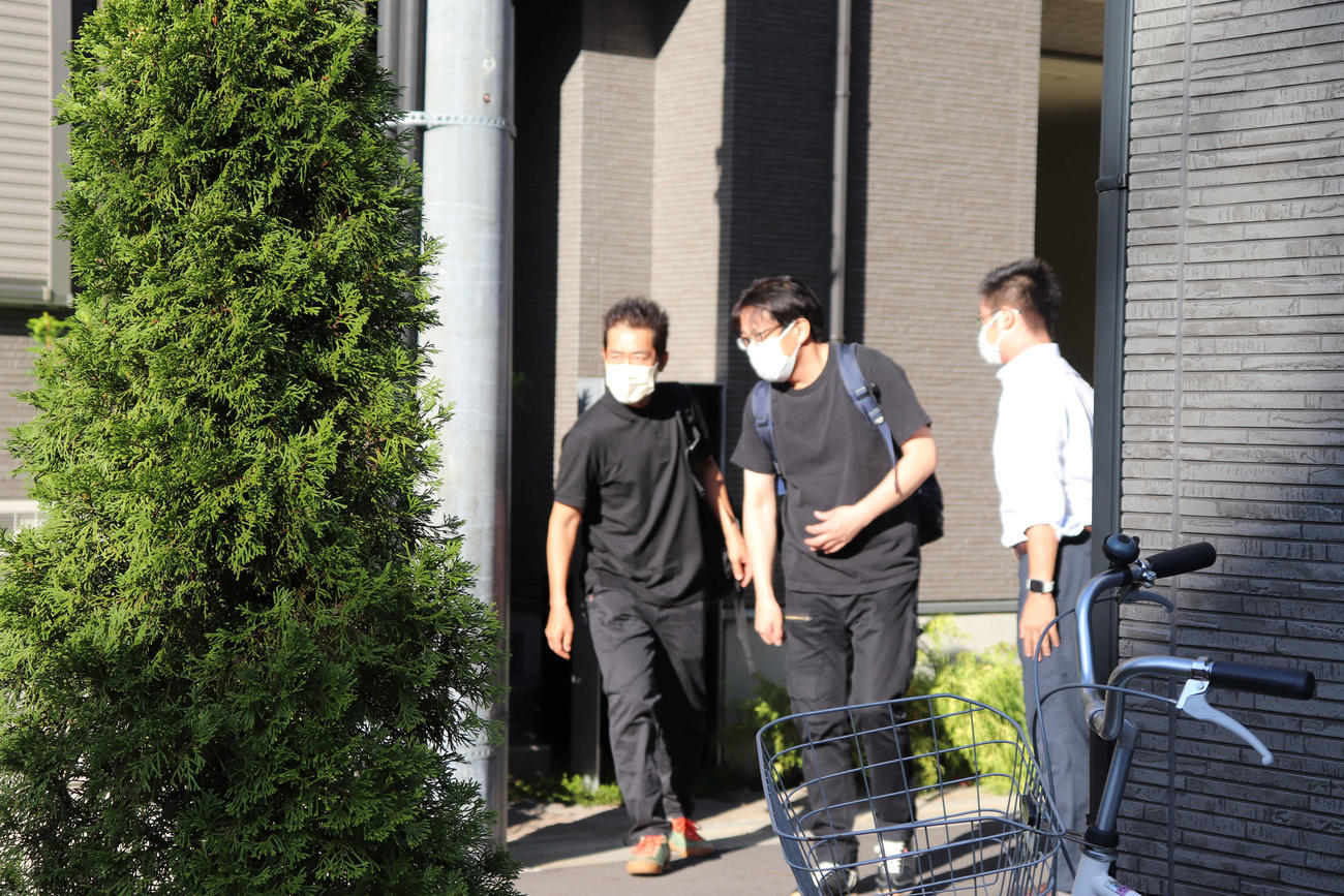 円楽さんの自宅を弔問したテツandトモ（撮影・加藤理沙）
