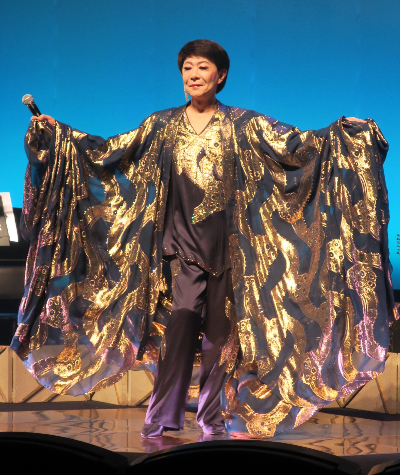 「美川憲一ドラマチックシャンソン2022」取材会でポーズをとる美川憲一