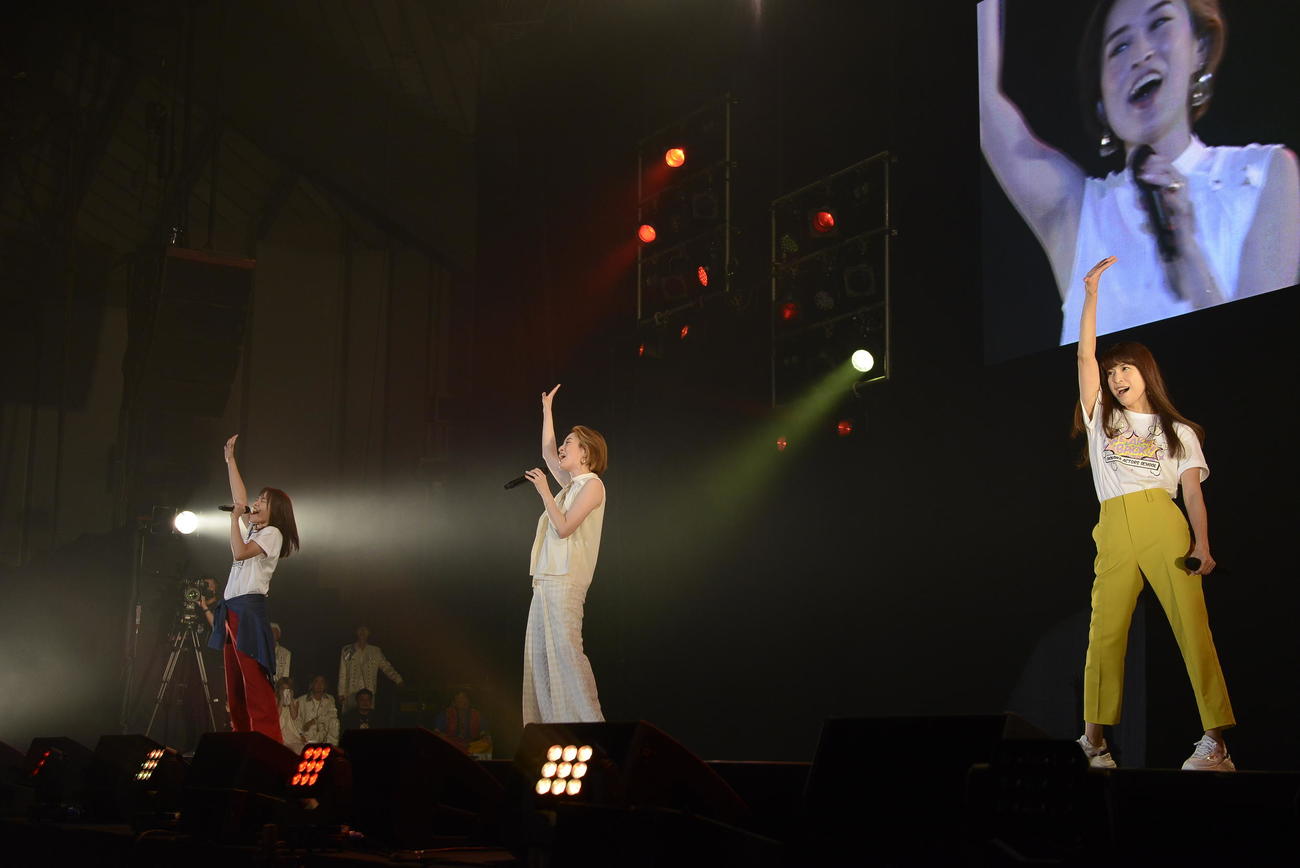 再集結し「Body＆Soul」を披露したSPEEDの、左から今井絵理子氏、島袋寛子、上原多香子