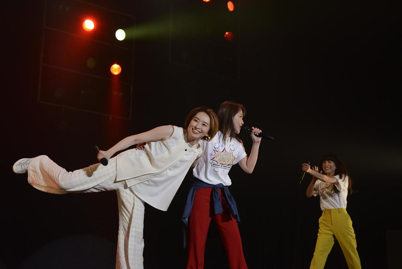 再集結し「Body＆Soul」を披露したSPEEDの、左から島袋寛子、今井絵理子氏、上原多香子