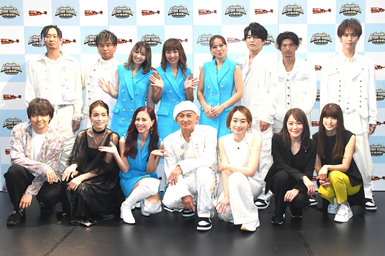 「沖縄アクターズスクール大復活祭」に出演した、前列左から三浦大知、知念里奈、NANA、ISSA、島袋寛子、今井絵理子氏、上原多香子、後列左からTOMO、KIMI、MINA、REIN、LINA、KENZO、U－YEAH、YORI（撮影・大友陽平）