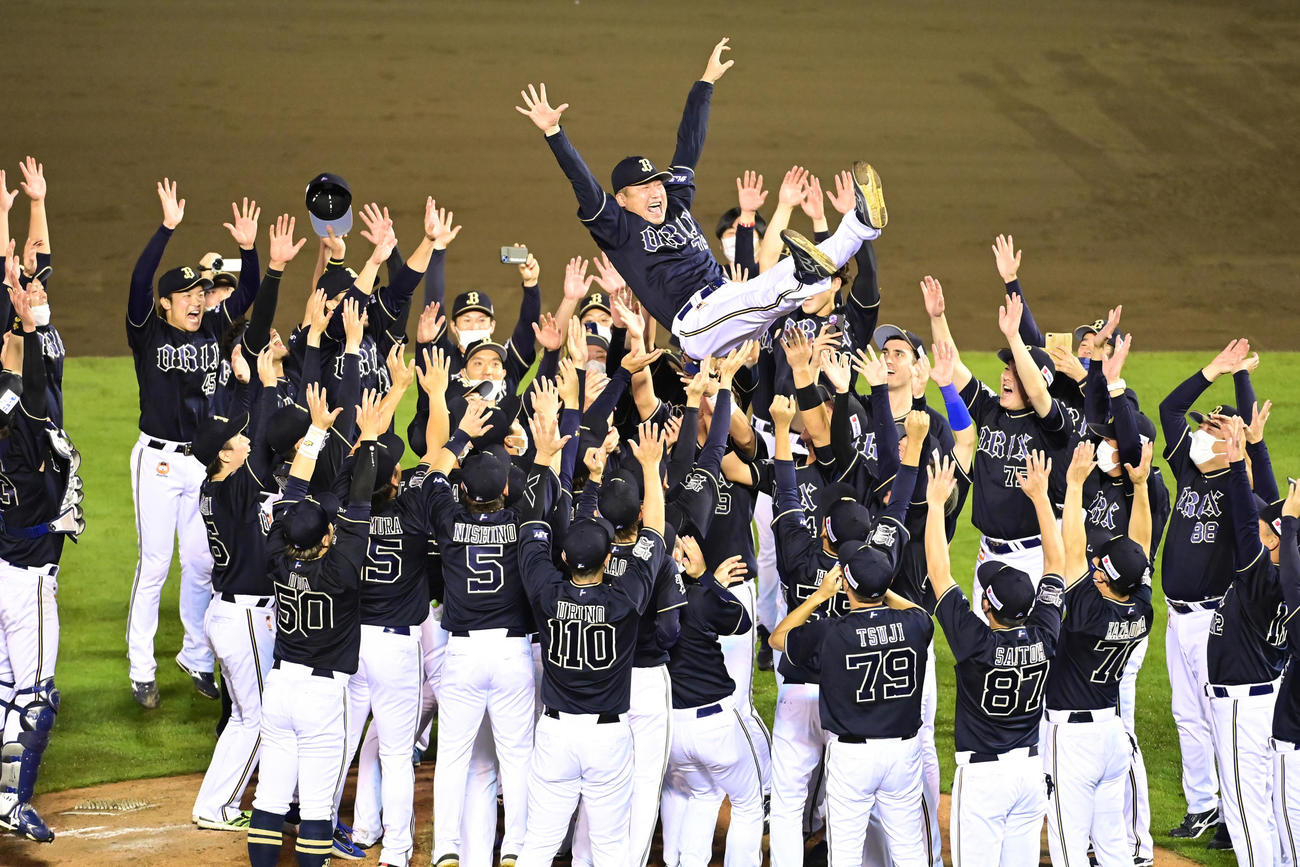 楽天対オリックス　2年連続のパ・リーグ優勝を決めナインに胴上げされるオリックス中嶋監督（撮影・小沢裕）