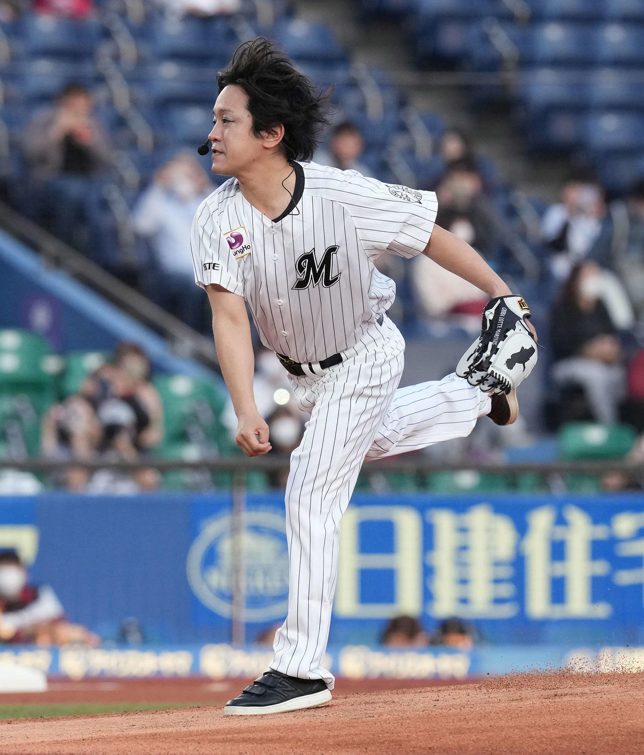 ロッテ対日本ハム　ファーストピッチセレモニーで投球するぺこぱの松陰寺太勇（2021年4月20日撮影）