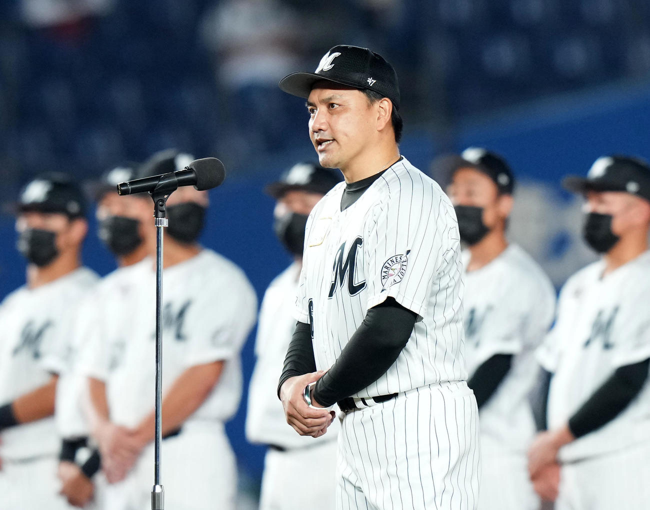 ロッテ対ソフトバンク　シーズン最終戦セレモニーで退任を表明するロッテ井口監督（撮影・横山健太）